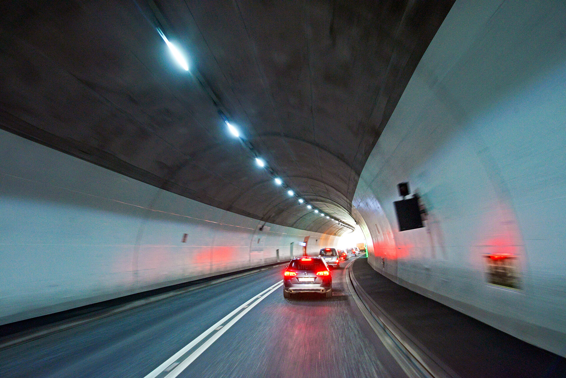 Sicheres Verhalten im Tunnel: Was Autofahrer wissen müssen