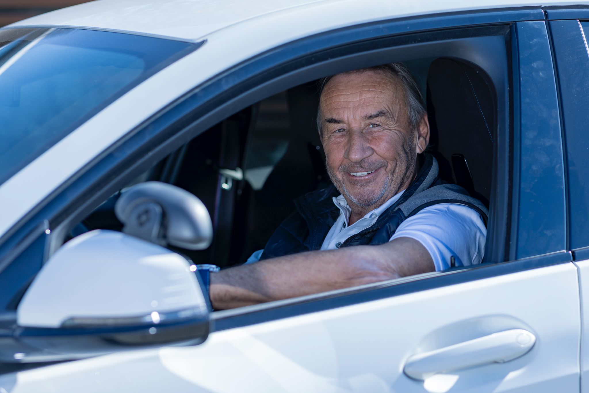 Sepp, Fahrlehrer bei Fahrschule SULI in Aarau, Zofingen und Wohlen, zeigt einem Fahrschüler die richtige Fahrtechnik.