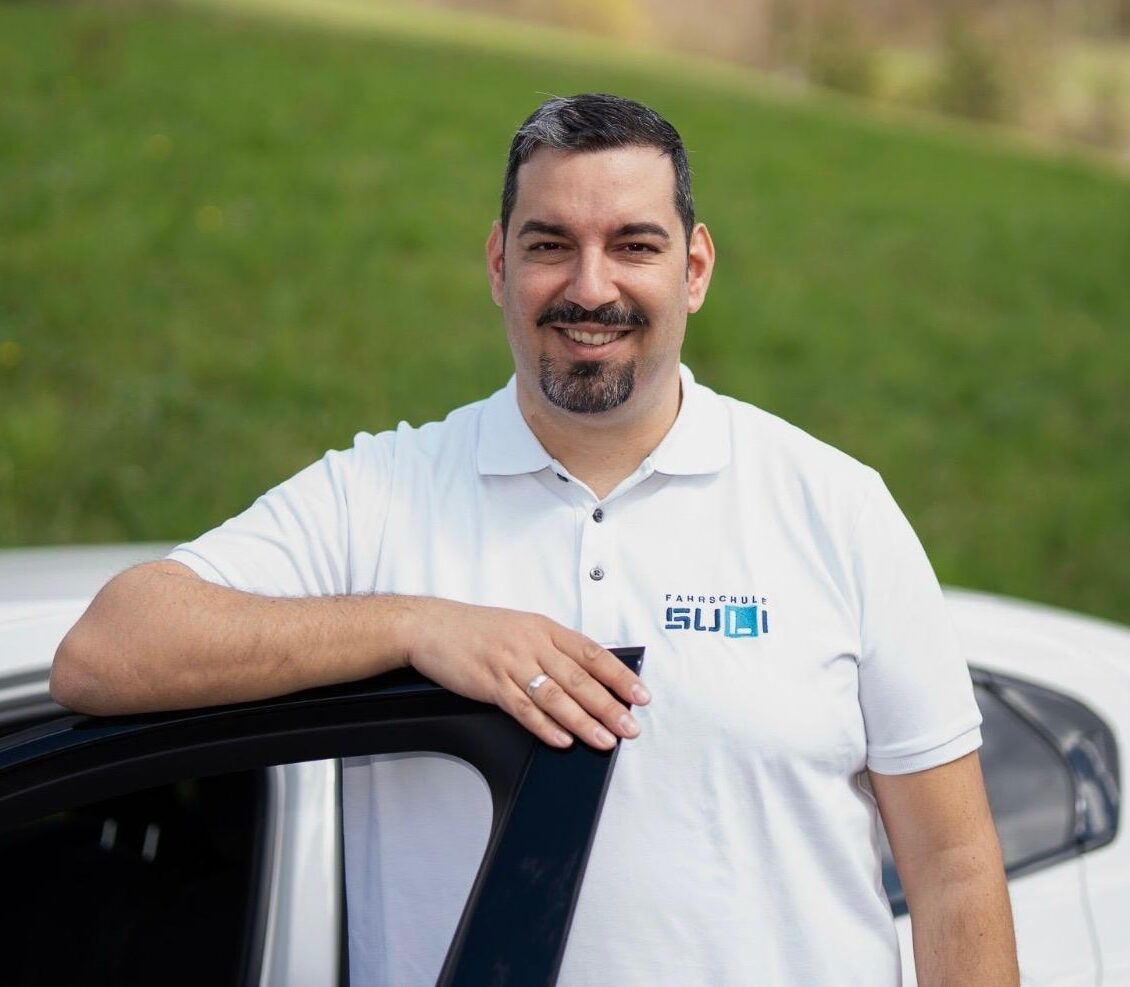 Gianfranco, Fahrlehrer bei Fahrschule SULI in Aarau, Zofingen und Oftringen, unterrichtet einen Fahrschüler in sicheren Fahrtechniken.