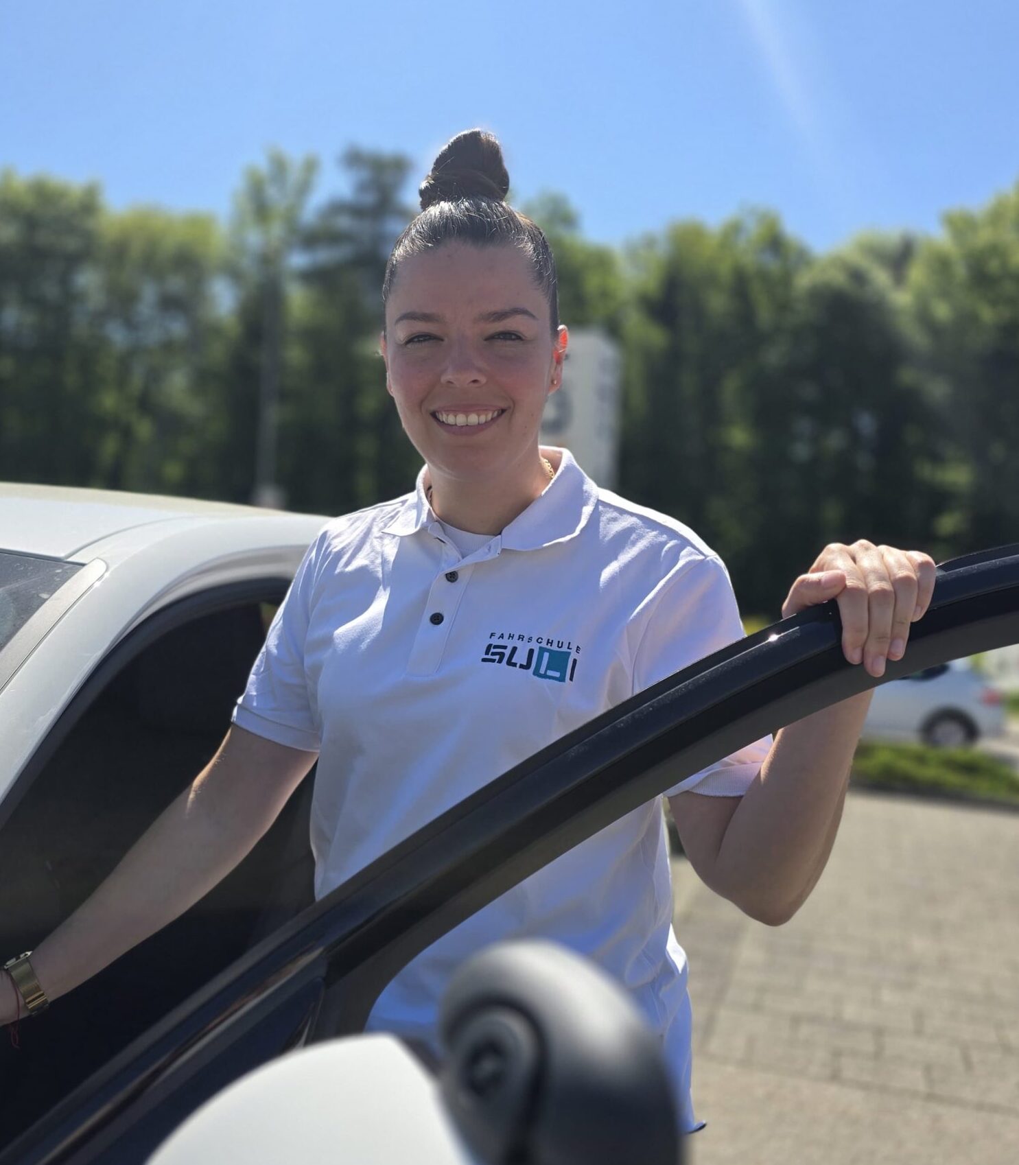 Fahrlehrerin Leutrime von der Fahrschule SULI unterrichtet Fahrschüler in Oerlikon und Bassersdorf.
