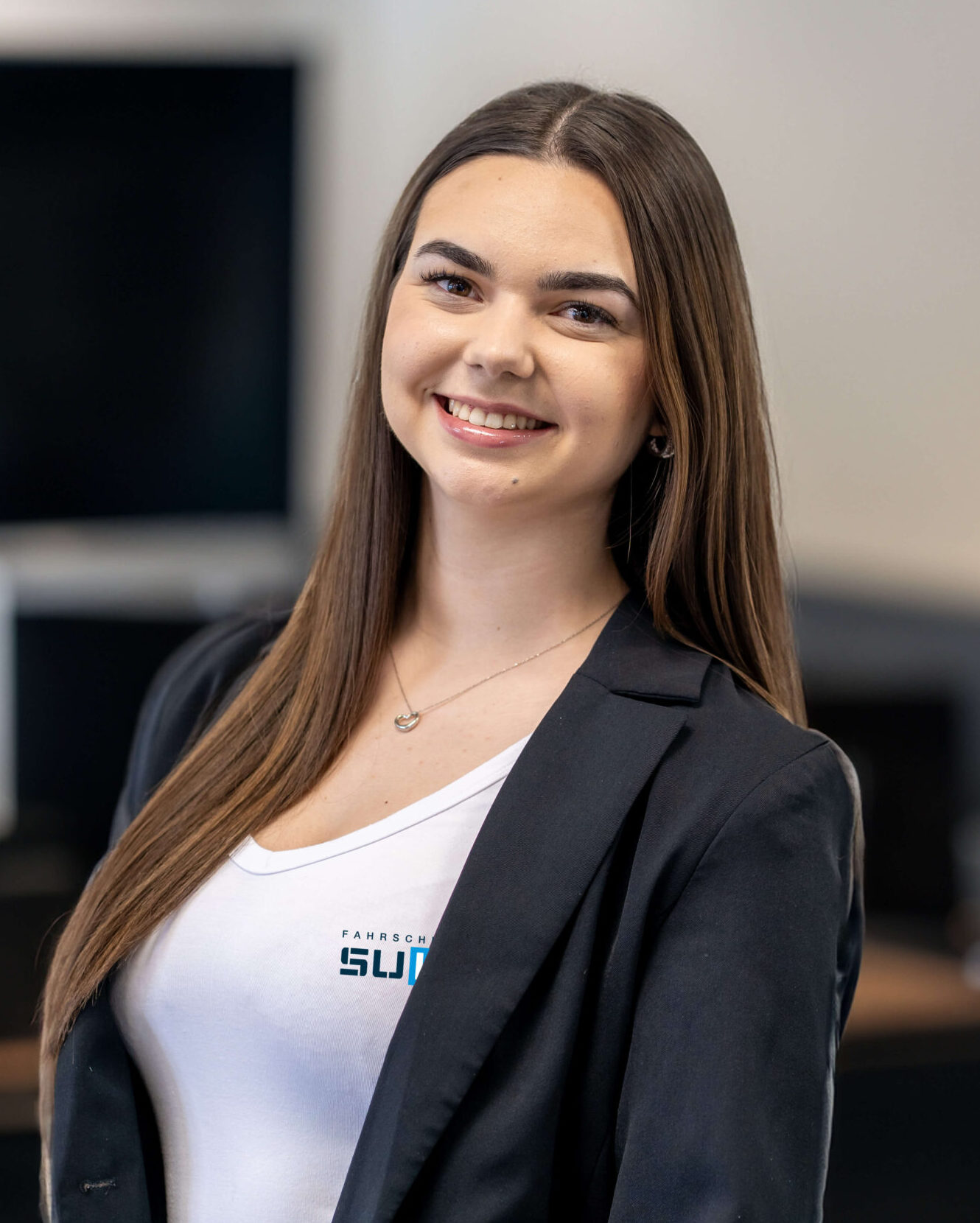 Naomi, Mitarbeiterin in der Administration und Lehrlingsausbildnerin bei Fahrschule SULI, organisiert die Ausbildung und hilft bei administrativen Aufgaben.