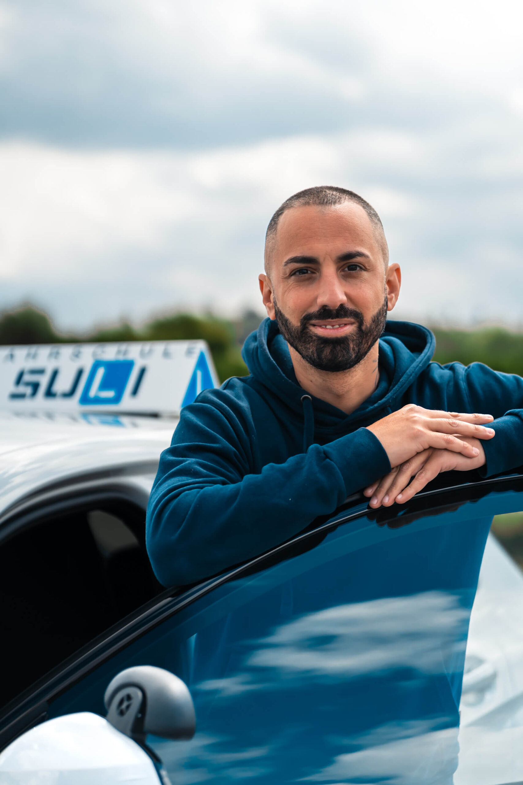 Ivan, Fahrlehrer bei Fahrschule SULI in Bern, erklärt einem Fahrschüler die Grundlagen des sicheren Fahrens.