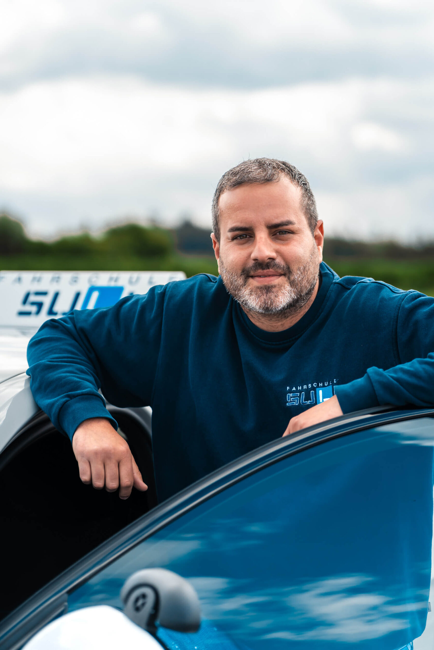 Luca, Fahrlehrer bei Fahrschule SULI in Aarau, zeigt einem Schüler das richtige Fahren. Fahrschule in Aarau mit erfahrenen Fahrlehrern.