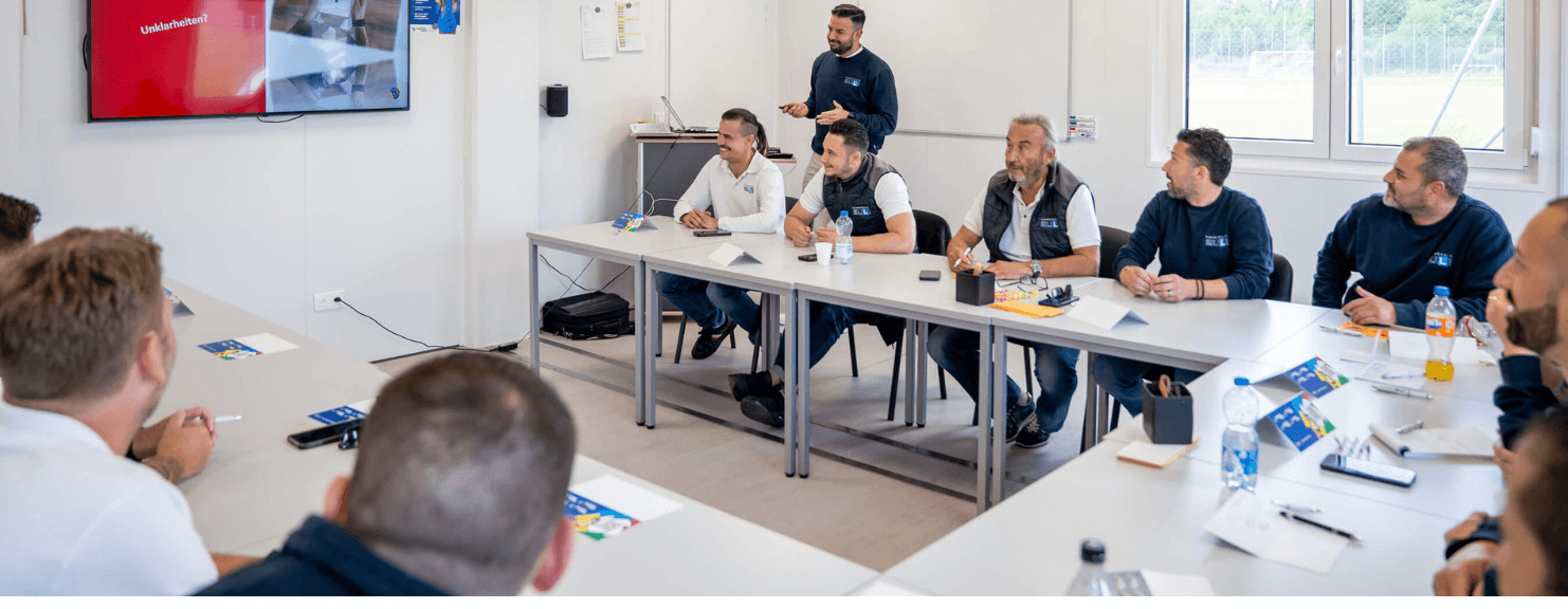 Vorbereiteter Kursraum mit Verkehrskunde-Lehrmaterial und Verkehrszeichen – bald starten hier VKU-Kurse.