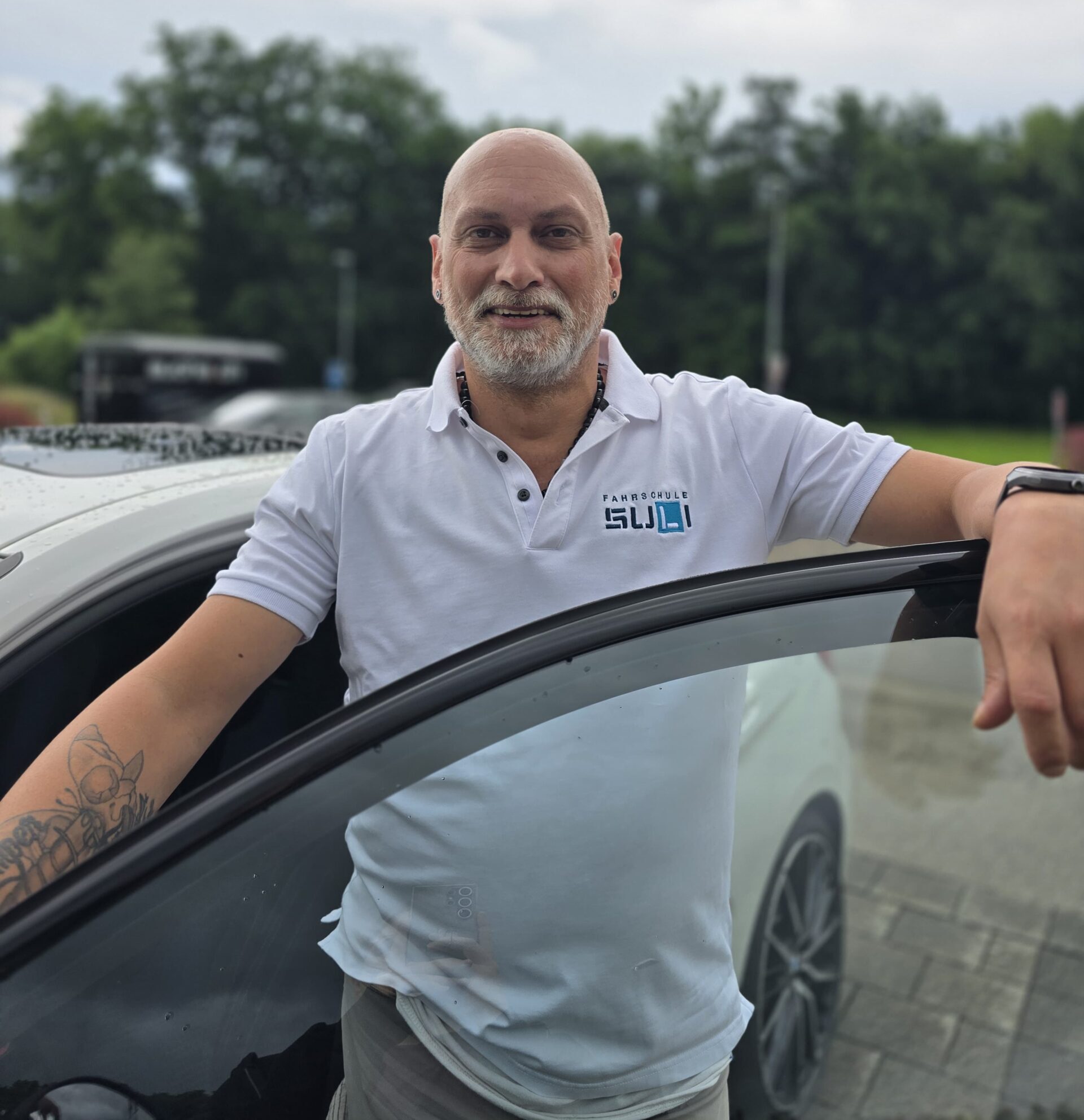 Fahrlehrer Robert mit dem SULi-Fahrschulauto während einer Fahrstunde in Spreitenbach, Baden oder Wettingen.