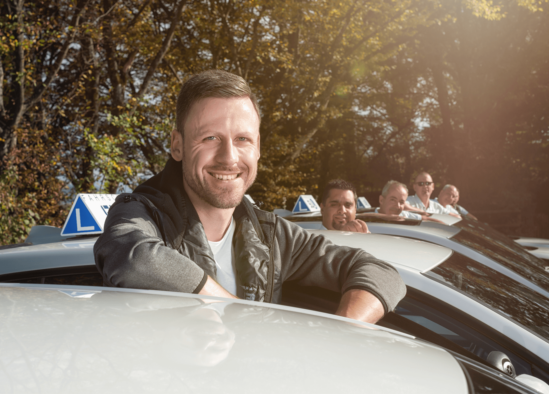Fahrlehrer und Fahrschüler auf der Strasse – Der Führerschein in deiner Region