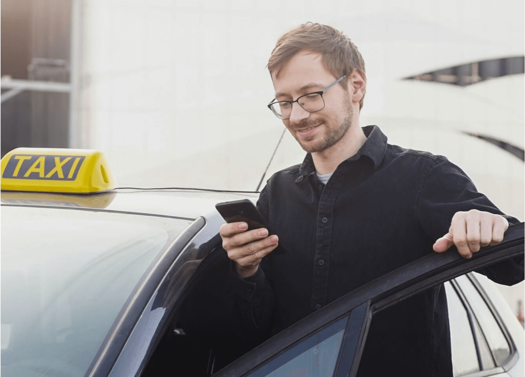 Fahrschüler mit Fahrlehrer in einem Auto während der Ausbildung zum berufsmässigen Personentransport (BPT 121) bei der Fahrschule Suli