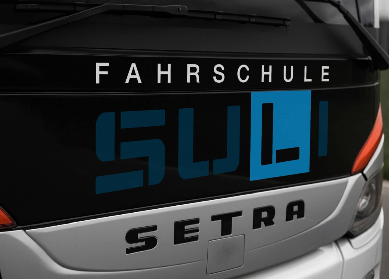 Fahrschüler absolviert eine praktische Fahrstunde mit einem Bus der Klasse D unter Anleitung eines Fahrlehrers bei der Fahrschule SULI.