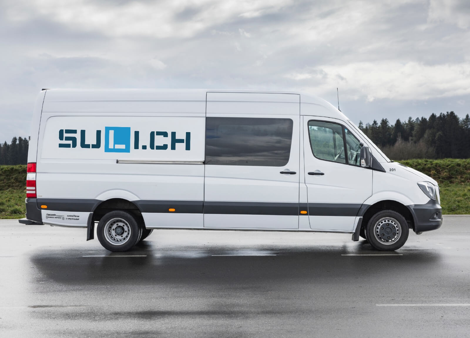 Fahrschüler übt das Fahren eines Kleinbusses der Klasse D1 unter Anleitung eines Fahrlehrers bei der Fahrschule SULI.