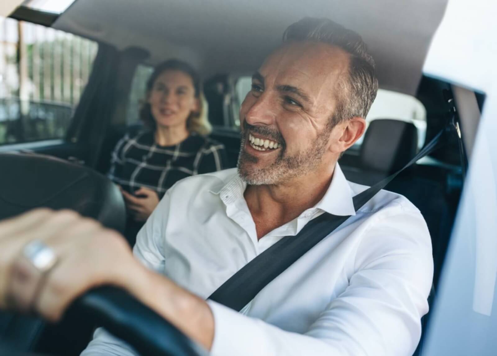 Ein angehender Taxifahrer fährt konzentriert während einer praktischen Fahrstunde in einem Taxi.