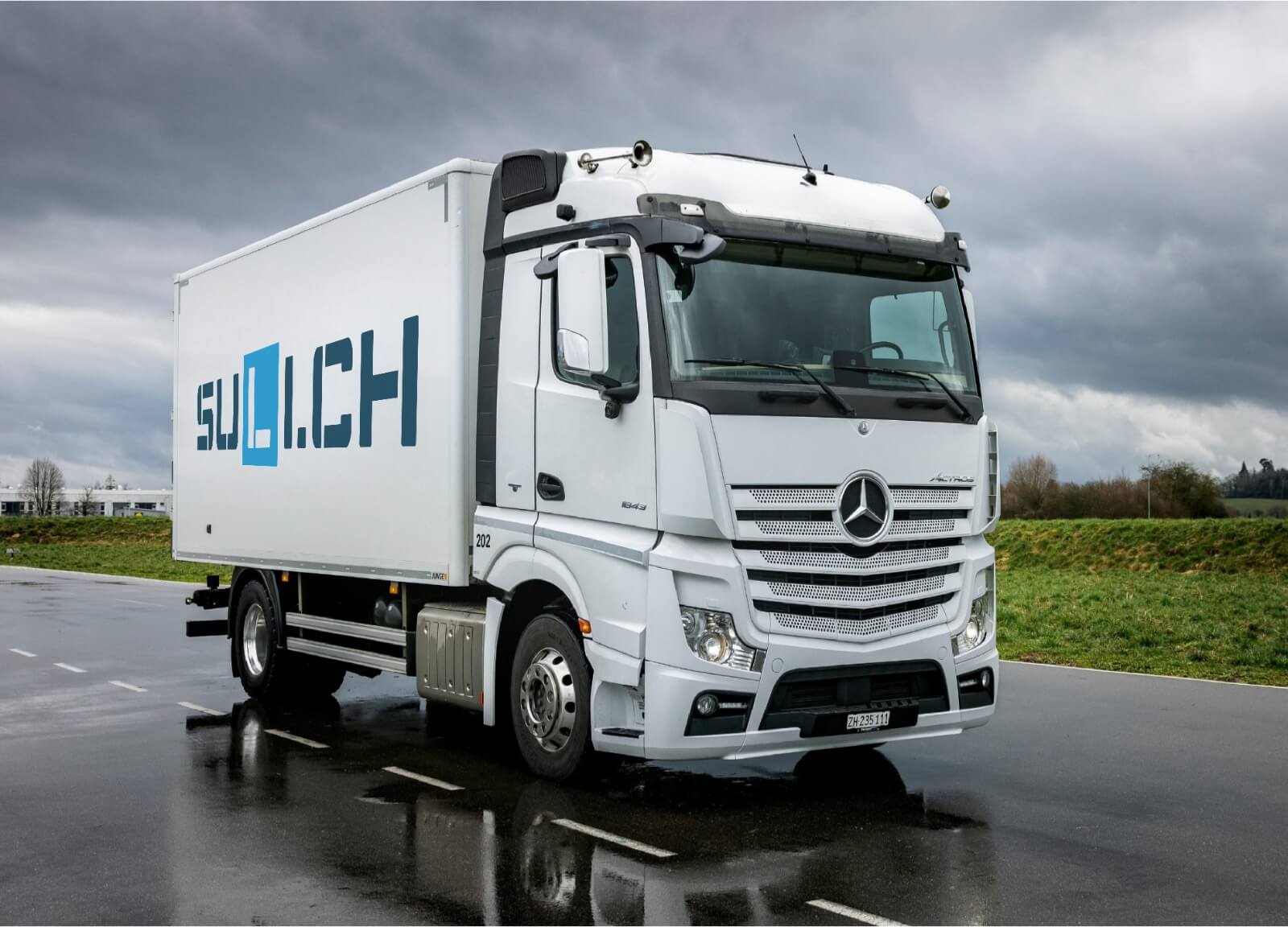 Fahrschüler trainiert das Fahren eines LKWs der Klasse C unter Anleitung eines Fahrlehrers bei der Fahrschule SULI.