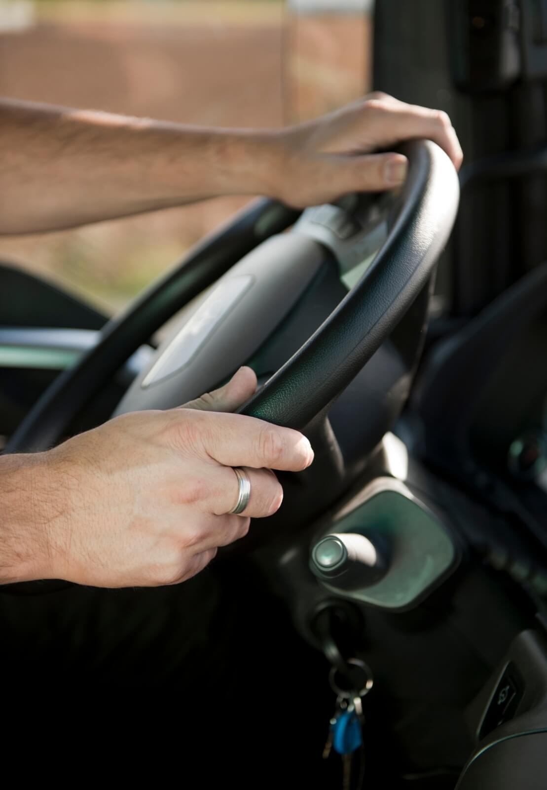 Innenansicht eines LKWs der Klasse C mit Fokus auf das Lenkrad und die Armaturen des Fahrzeugs bei der Fahrschule SULI.