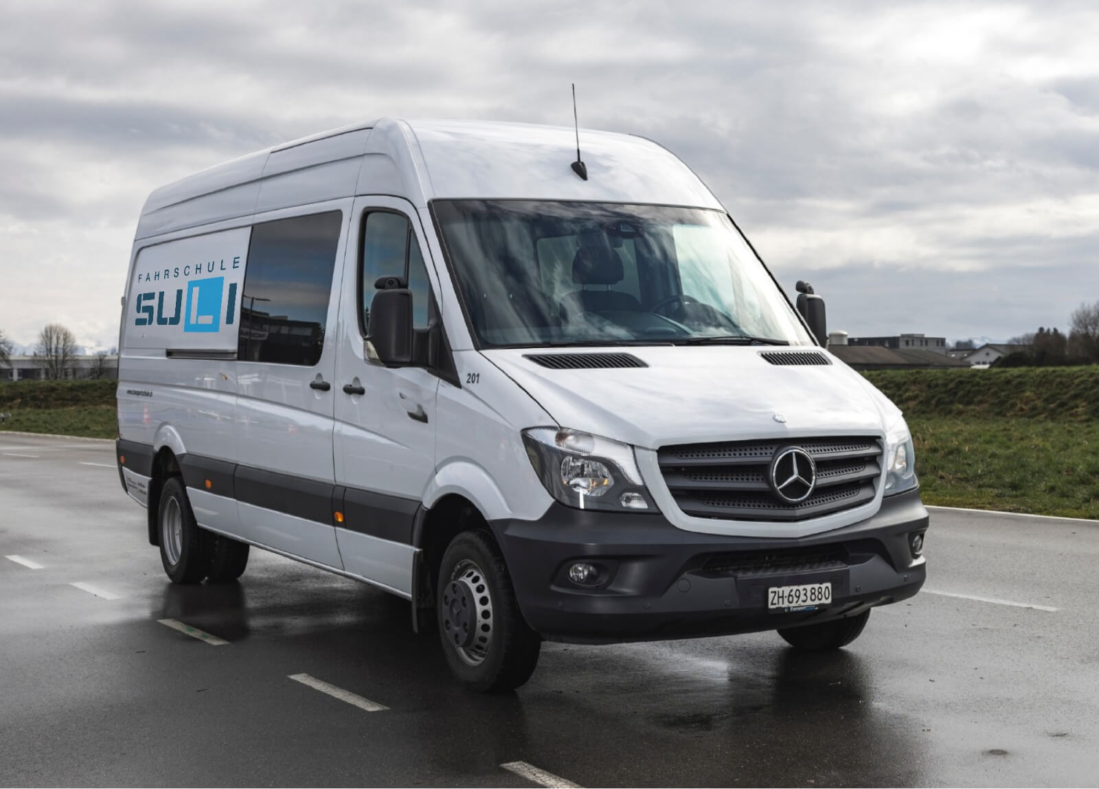 Fahrschüler übt das Fahren eines mittelgrossen LKWs der Klasse C1 unter Anleitung eines Fahrlehrers bei der Fahrschule SULI.