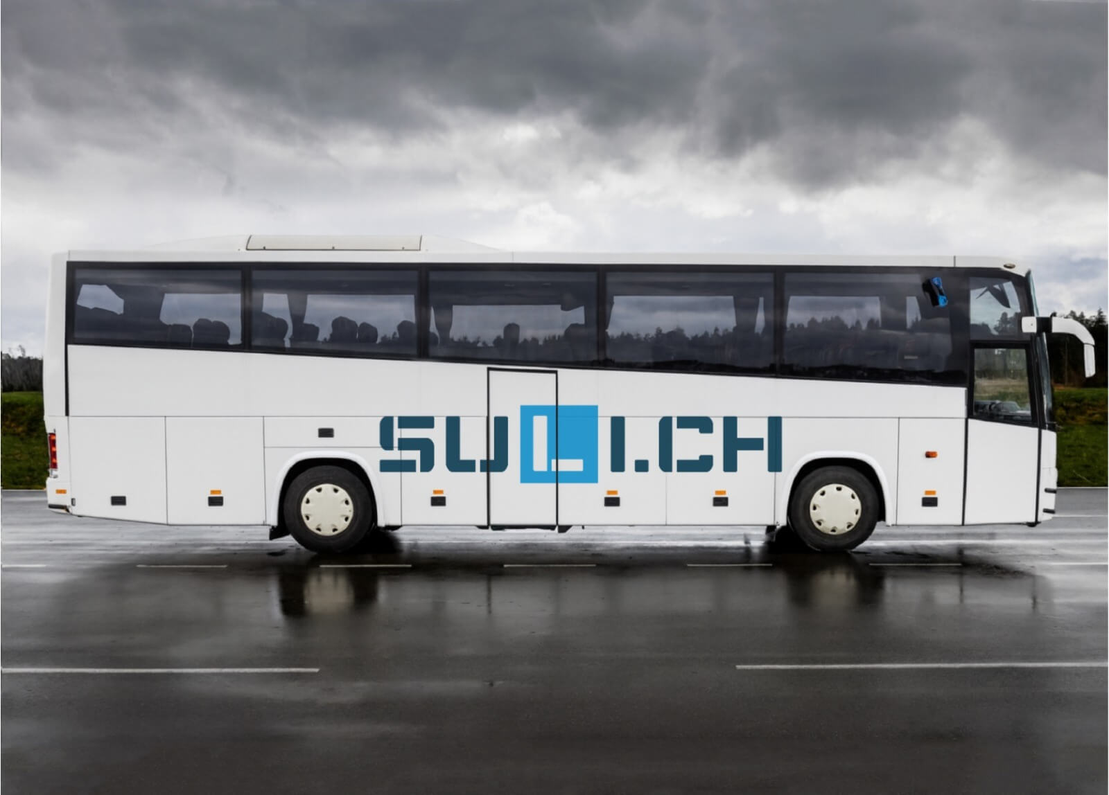 Fahrschüler übt das Fahren eines Busses der Klasse D bei der Fahrschule SULI, aufgenommen von aussen.