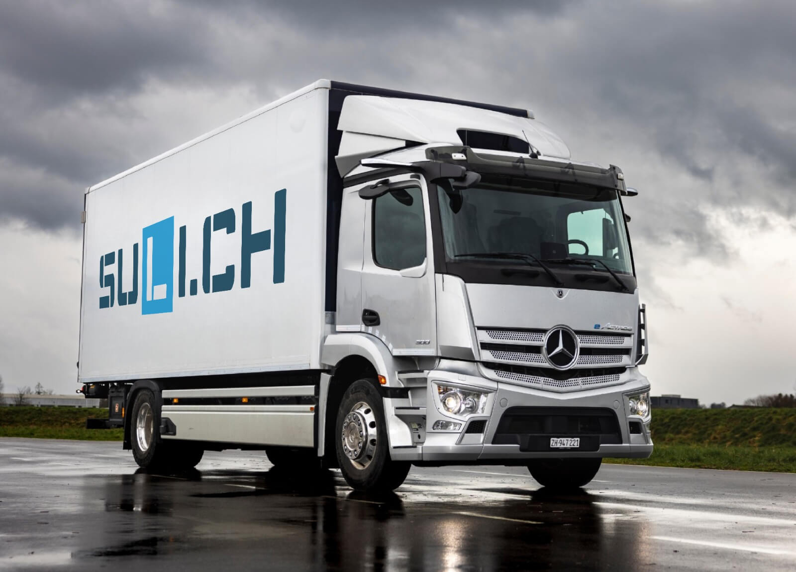 Fahrschüler übt LKW-Fahren der Klasse CE bei der Fahrschule SULI, begleitet von Fahrlehrer auf dem Übungsplatz.