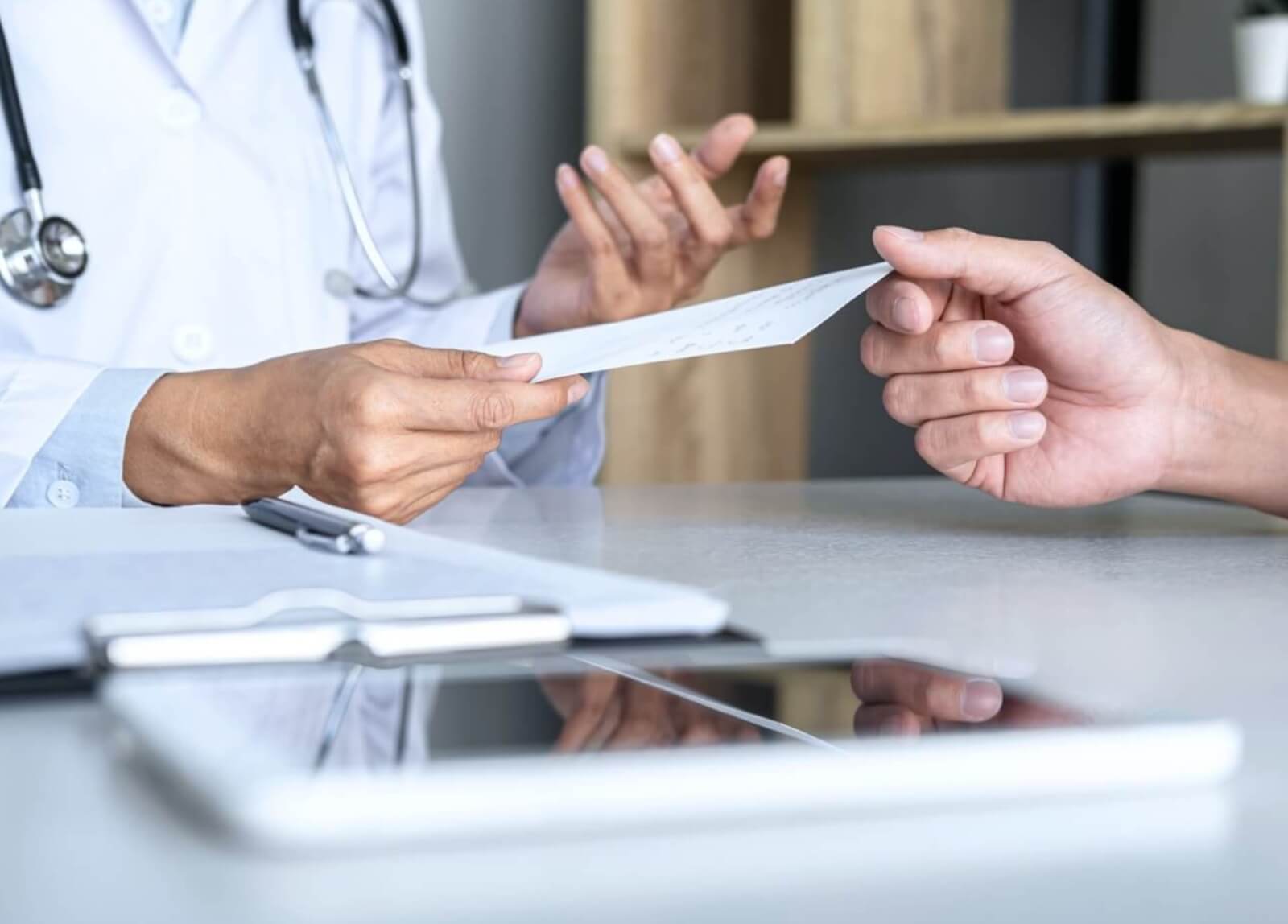 Ein angehender Taxifahrer bei einem ärztlichen Untersuchungstermin – ein notwendiger Schritt auf dem Weg zur Taxiprüfung.