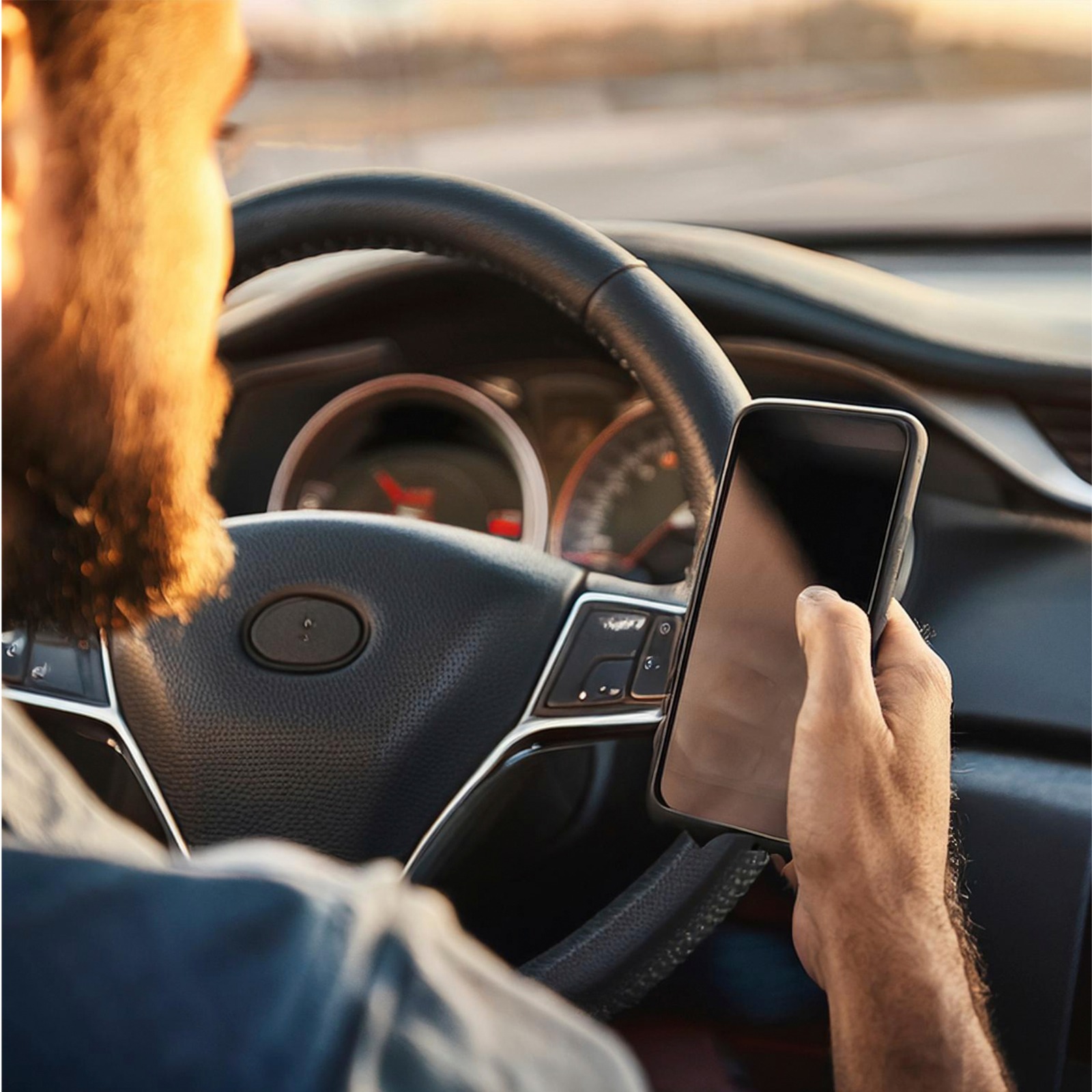 Handy am Steuer – was ist erlaubt, was verboten?