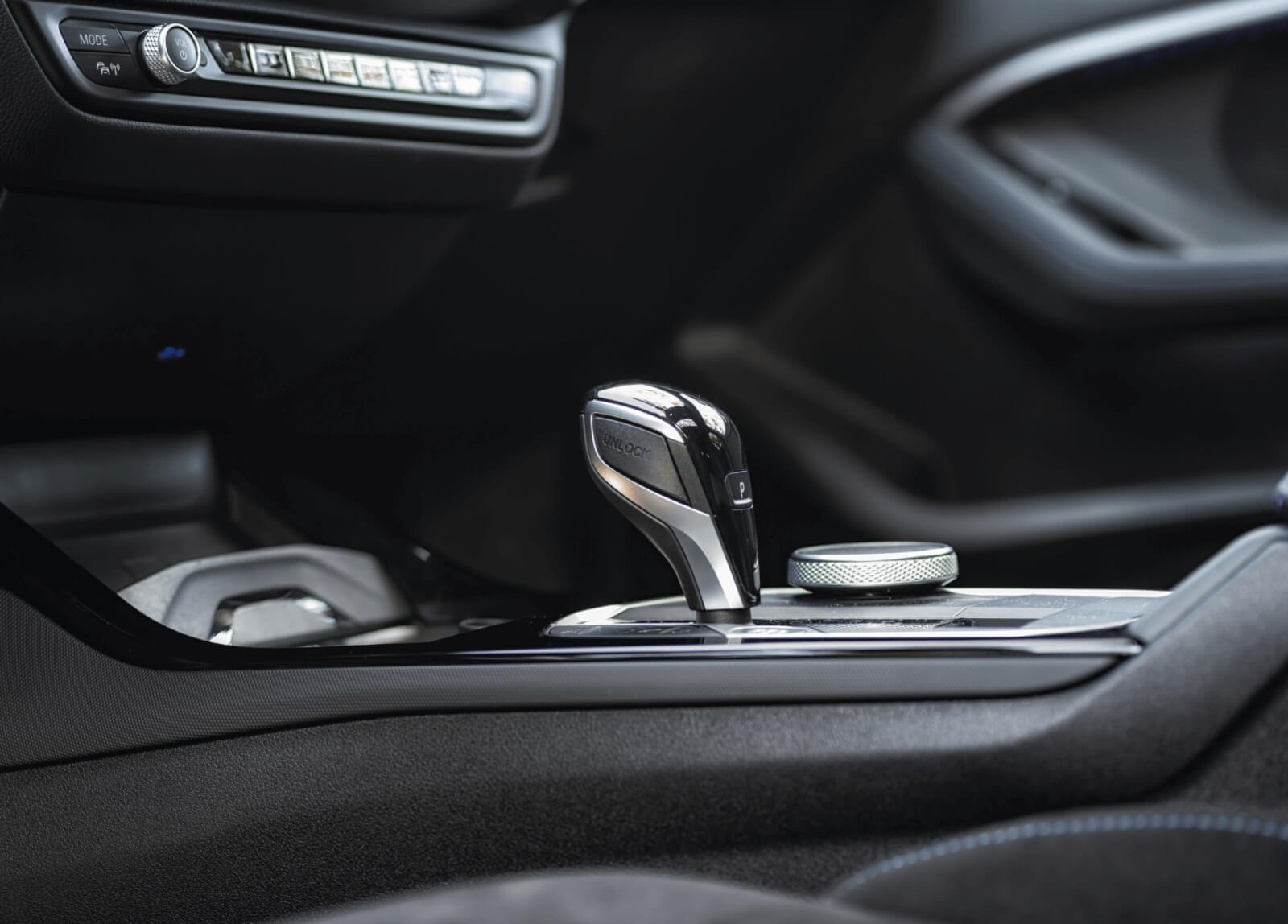 Innenaufnahme eines modernen BMW 1 mit hochwertiger Ausstattung – Fahrschulfahrzeug für die Ausbildung von Schülerinnen.