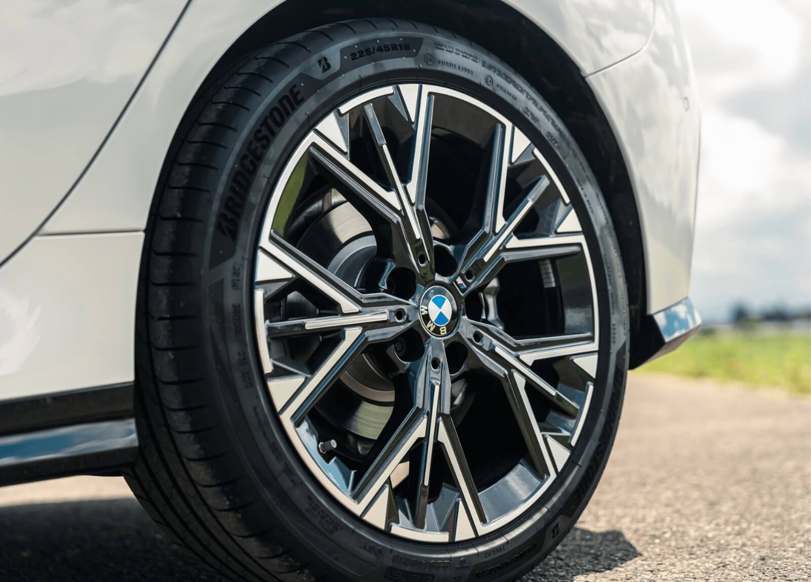 Nahaufnahme eines BMW 1er Reifens mit sportlicher Alufelge am Fahrschulwagen der Fahrschule SULI