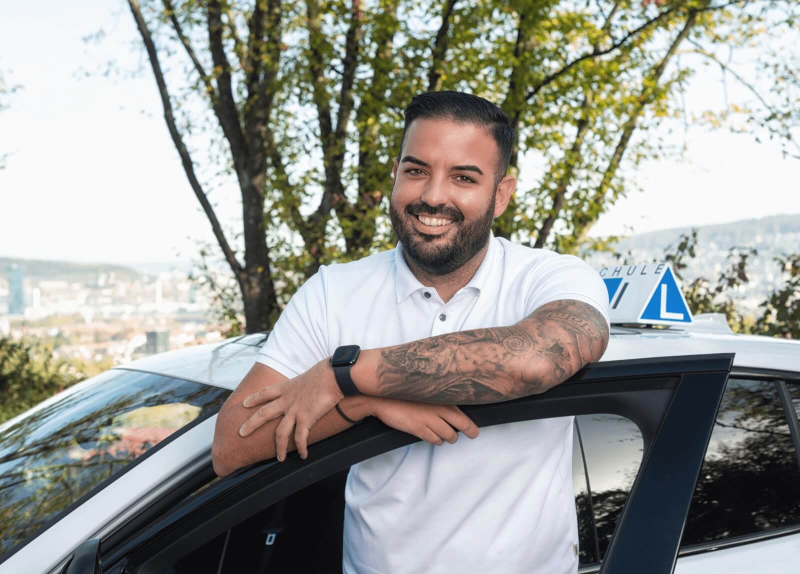Unsere Fahrlehrer bei ihren Autos, mit Cristo im Vordergrund, einem wertvollen Teammitglied.