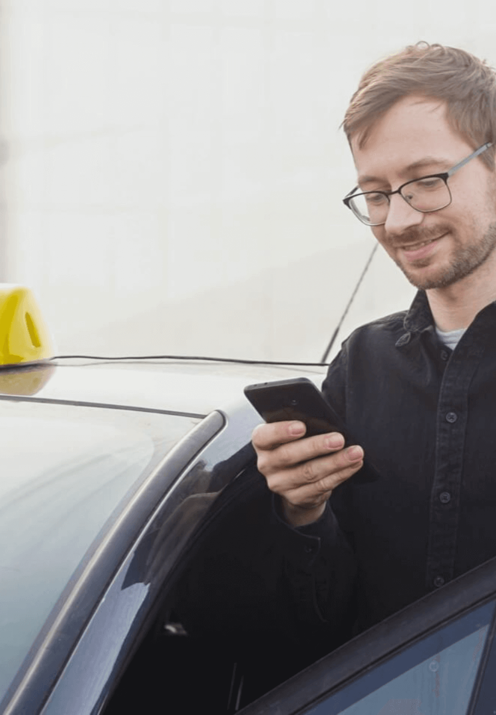 Fahrschüler mit Fahrlehrer in einem Auto während der Ausbildung zum berufsmässigen Personentransport (BPT 121) bei der Fahrschule Suli
