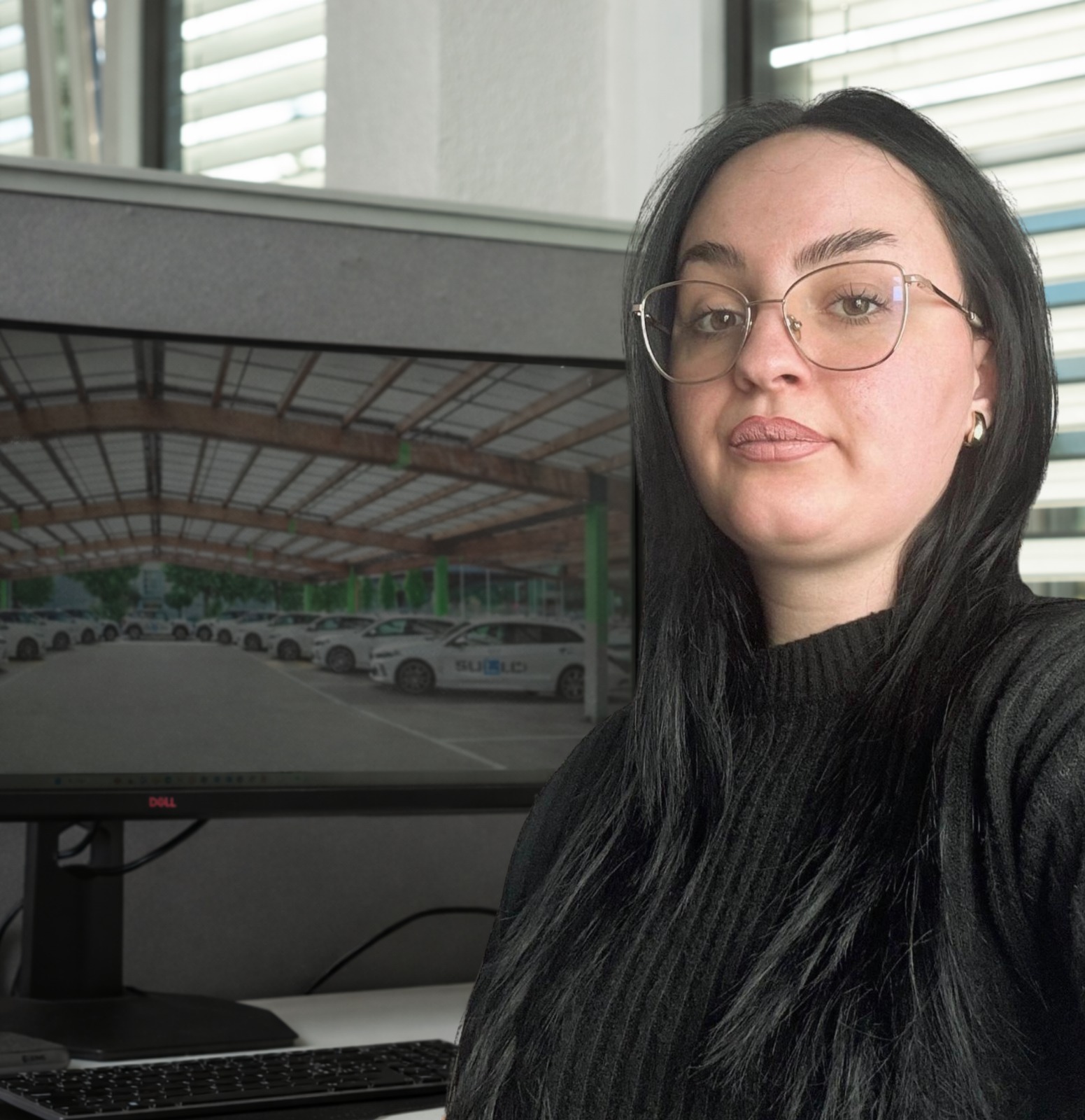 Vlera, Mitarbeiterin im Administrationsteam der Fahrschule Suli, lächelt freundlich am Arbeitsplatz.