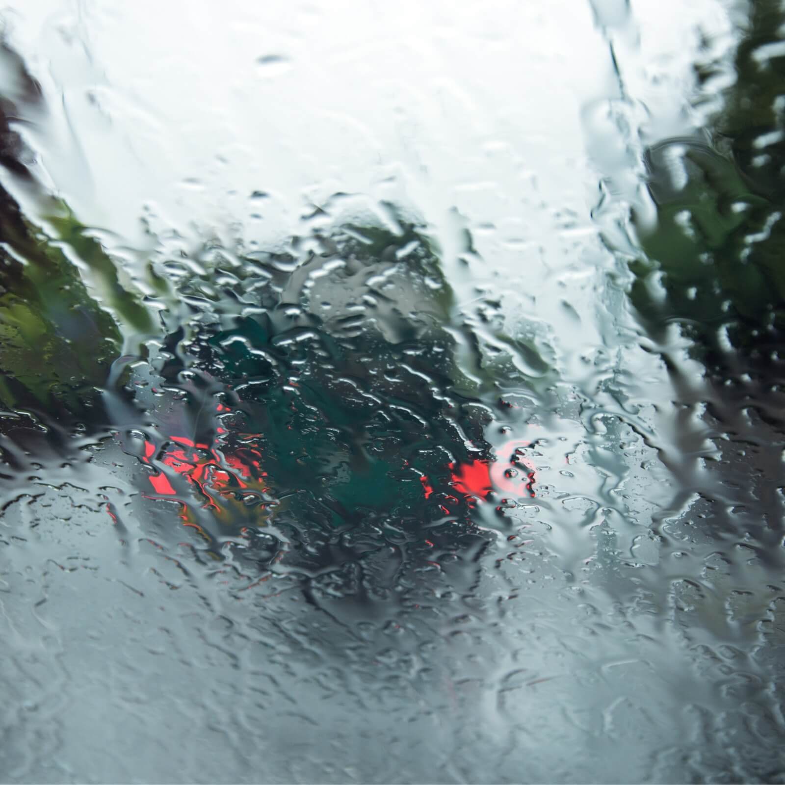 Sicheres Autofahren bei Regen – darauf musst du achten