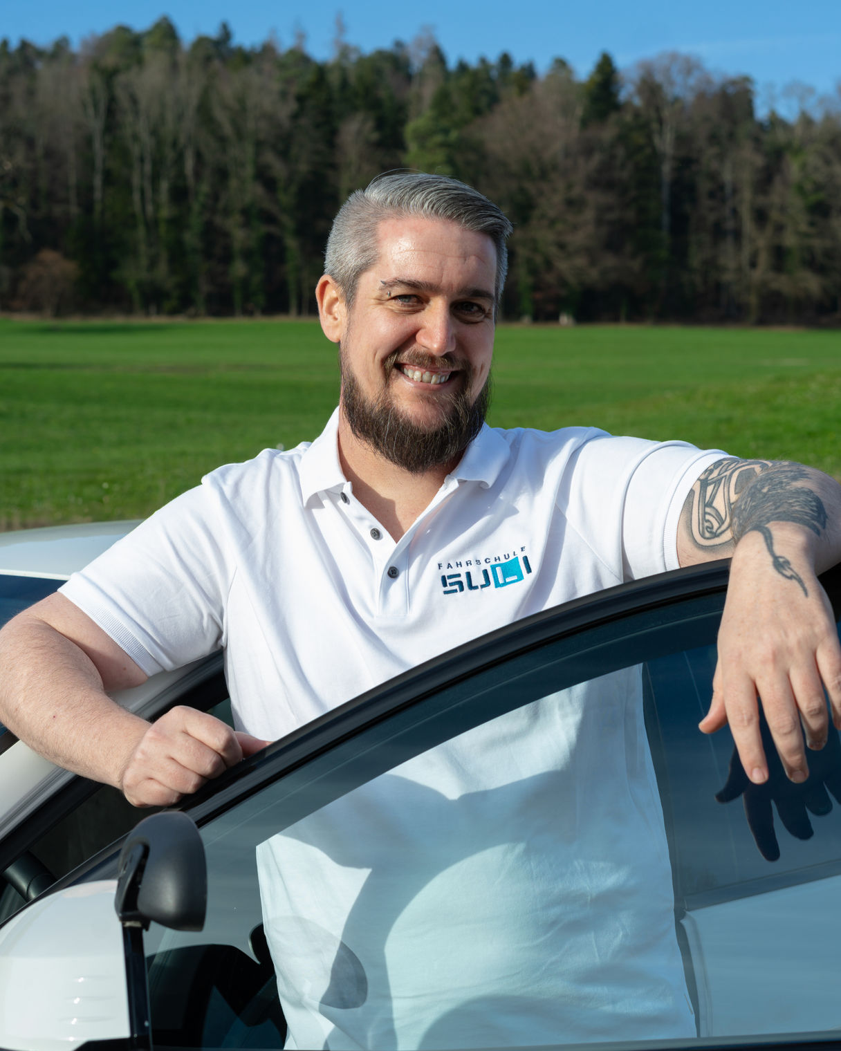 Daniel, Fahrlehrer der Fahrschule SULI , während einer Fahrlektion mit Fahrschüler im Raum Basel und Basel-Landschaft.