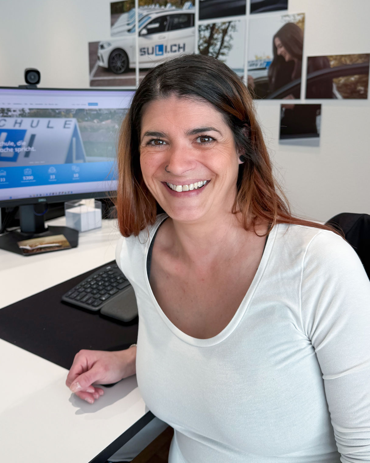 Livia aus dem Office-Team der Fahrschule Suli unterstützt Fahrschüler bei Organisation, Terminplanung und Fragen rund um die Fahrstunden.