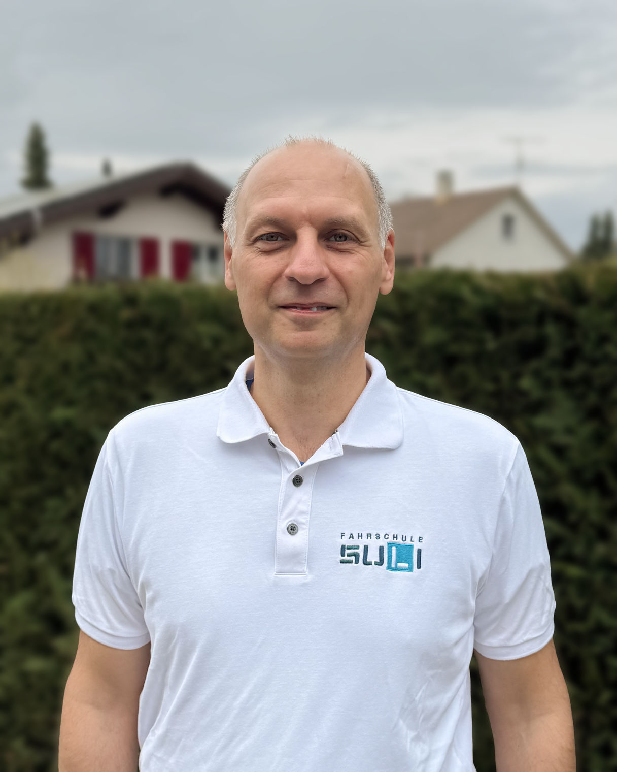 Nothelferinstruktor der Fahrschule Suli Bernhard erklärt Erste-Hilfe-Massnahmen während eines Kurses in Basel