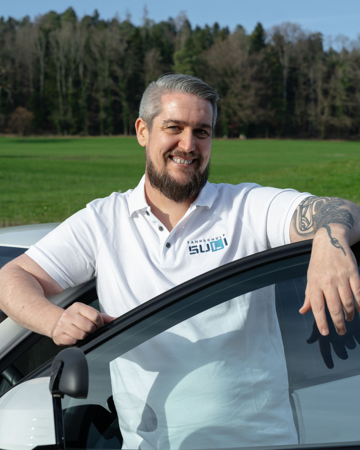 Daniel, Fahrlehrer der Fahrschule SULI , während einer Fahrlektion mit Fahrschüler im Raum Basel und Basel-Landschaft.