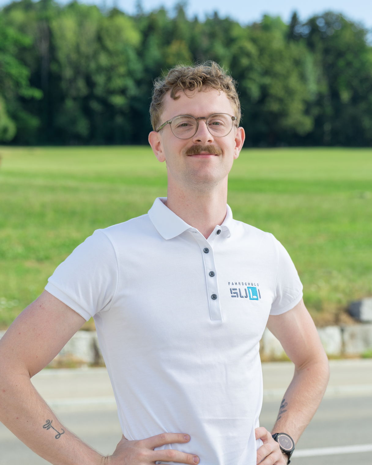 Porträt von Noah, Nothelferinstruktor der Fahrschule Suli, während eines Nothelferkurses.